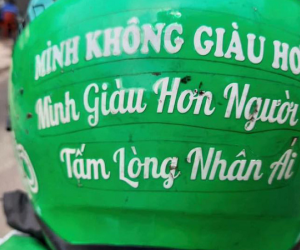 Bác xe ôm kể chuyện cứu cô gái định nhảy cầu tự vẫn, thân thế của ông càng gây bất ngờ