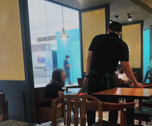Cô gái ngồi cà phê cả buổi chỉ để chờ bạn trai làm bồi bàn tan ca, chuyện như tiểu thuyết ngôn tình ấy thế mà lại là sự thật