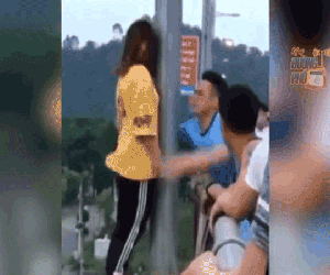Video: Thấy cô gái đứng bằng nửa bàn chân ngoài lan can cầu, chàng trai bất ngờ ôm chặt và diễn biến gay cấn sau đó