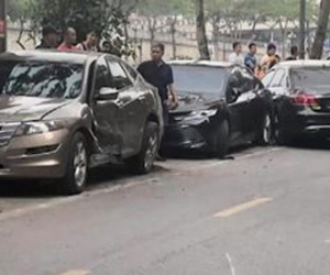 Nữ tài xế 60 tuổi mất lái, tông hàng loạt ô tô và xe máy trên đường Hà Nội