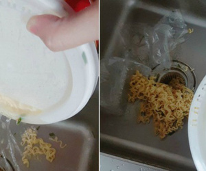 Nửa đêm lục bếp còn mỗi hộp mì, cô nàng hí hửng hãm mì nhưng không ngờ sắp đến miệng còn để rơi