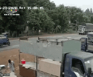 Video: Khoảnh khắc xe ba gác lấn làn đâm trực diện xe tải, gây hậu quả nghiêm trọng