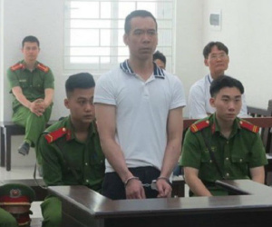 Thấy số lạ gọi cho vợ, gã đàn ông vung dao chém vợ và con cụt ngón tay