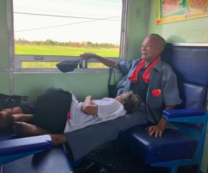 Hình ảnh cụ ông kê chân cho bà nằm trên chuyến tàu xa khiến dân tình xúc động: 'Đã chọn đúng người, thì cả đời này đâu cần phải lớn lên'