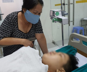 Clip: Nam sinh bật khóc khi biết tin bạn học cùng lớp đã tử vong vì cây đổ, đau đớn nằm viện do gãy xương