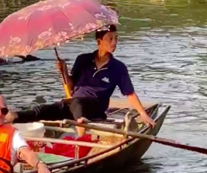 Hình ảnh người đàn ông chèo thuyền ở Tràng An với tư thế có 1-0-2 bất ngờ được khách nước ngoài khen nức nở