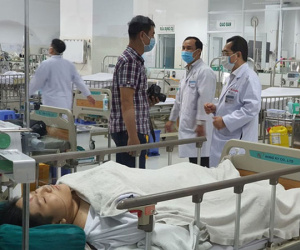 Vụ cây bật gốc khiến nhiều học sinh thương vong: 'Đưa cháu đến trường, chỉ 5 phút sau tôi nhận được tin cây đổ, cảnh tượng kinh hoàng lắm'