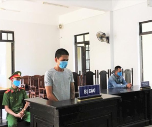 Thanh niên tát nhân viên chốt kiểm soát COVID-19 lãnh 9 tháng tù