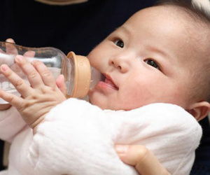 Vì sao trẻ sơ sinh không được uống nước?