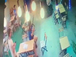 Đang chọn món tại cửa hàng, người phụ nữ thất kinh khi thấy chiếc xe máy phi như bay từ ngoài đường lao tới