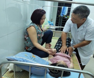 8 học sinh tiểu học nhập viện cấp cứu sau bữa ăn trưa tại trường