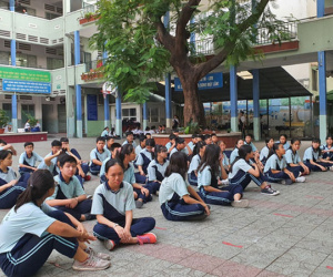 Một ngày sau vụ bật gốc cây ở sân trường: Phụ huynh lo lắng dắt tay con, học sinh ám ảnh không dám nhớ đến vụ việc