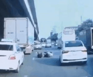 Video: Tự ngã giữa đường, người đàn ông có màn 'diễn sâu' ăn vạ khiến tất cả cạn lời