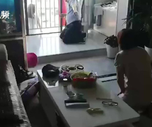 Cãi nhau với chị gái, cô bé 10 tuổi tuyệt vọng đòi nhảy lầu tự vẫn, mẹ khóc lóc quỳ xuống cầu xin tha thứ: 'Mẹ sẽ thay đổi'