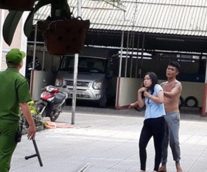 'Ngáo đá' cầm kiếm bắt phụ nữ mang thai và trẻ em làm con tin
