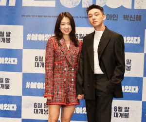Tình tứ nắm chặt tay tại họp báo phim zombie #ALIVE, Yoo Ah In - Park Shin Hye tiết lộ nhận vai vì đối phương