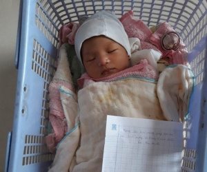 Bé trai kháu khỉnh bị bỏ bên đường cùng bức thư 'mong được cưu mang'