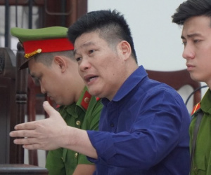 Giám đốc gọi giang hồ vây xe chở công an bị truy tố thêm tội trốn thuế