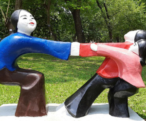 Những bức tượng 60 năm tuổi ở Công viên Thống Nhất bị sơn màu loè loẹt: 'Đón nhận ý kiến của giới mỹ thuật, chúng tôi sẽ trả lại nguyên trạng'