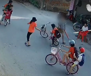 Video: Người phụ nữ nấp trong ngõ, liên tục chạy ra đường dùng gậy tấn công nhiều học sinh