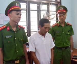 Chồng cầm chày đánh, vợ rơi từ tầng 2 xuống đất