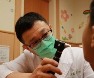 Con có biểu hiện ho, thở nhanh, tức ngực... khi đi khám mới biết nguyên nhân do thói quen tai hại của bố