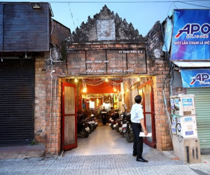 Bar Buddha phải gỡ bỏ toàn bộ tranh tượng, bảng hiệu liên quan Phật giáo