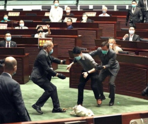Nghị sĩ Hong Kong ném cây thối giữa cuộc họp
