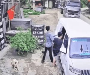 Xe ben drift bất ngờ khiến 3 thanh niên lập tức chạy 'bán sống bán chết'