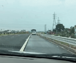 Đi ngược chiều trên cao tốc bị camera hành trình của CSGT ghi lại