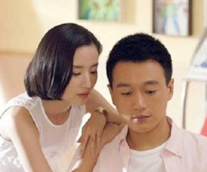 Đêm khuya về nhà, nhìn lá đơn ly hôn và bát mì nguội trương mà vợ đặc biệt để lại trên bàn, anh chồng thẫn thờ rồi lập tức chia tay người tình trẻ đẹp