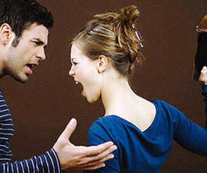 Ghen tuông mù quáng, vợ làm việc này với chồng trước mặt bạn bè khiến anh ta mất hết mặt mũi