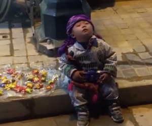 Giấc ngủ chập chờn của em bé bán hàng rong trên chặng đường mưu sinh khiến nhiều người rơi nước mắt