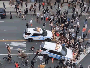 Cảnh sát lao xe vào đám đông biểu tình, Thị trưởng New York: 'Tôi ước họ không làm vậy'