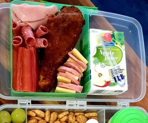 Chuẩn bị cơm trưa cho chồng mang đi làm, cô vợ trẻ không được khen chu đáo mà còn bị mắng té tát 'coi chồng như con'