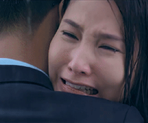 'Tình yêu và tham vọng' tập 21, Minh đau khổ khi thấy Linh ôm Sơn khóc dưới mưa
