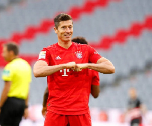 Lewandowski lập cú đúp, Bayern Munich thắng 5 sao trên sân nhà