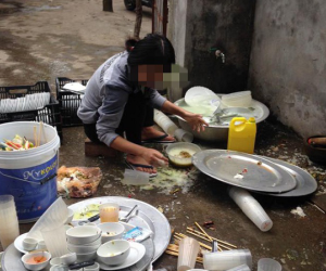 Về ra mắt bị nhà người yêu bắt rửa 5 mâm bát, cô gái rửa đúng chiếc bát mình ăn rồi "bỏ của chạy lấy người"
