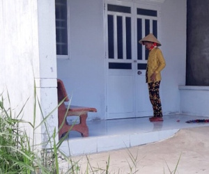 Chủ nợ đến tận nhà tạt chất thải lên khắp người 'con nợ'