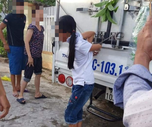 Người mẹ trói buộc chân tay bé gái vào xe tải vì trộm tiền: Chỉ là răn đe, dạy dỗ con thôi