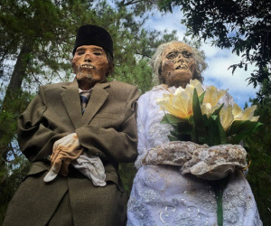 Sống chung và vệ sinh thi thể người chết: Việc làm nghe rùng rợn nhưng là văn hóa người Toraja cùng những lễ tang đắt đỏ thể hiện sự giàu sang