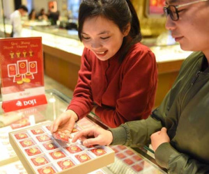 Giá vàng hôm nay 1/6: Mua bán cầm chừng trên đỉnh giá