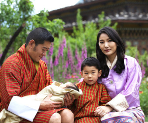 Hoàng hậu 'vạn người mê' Bhutan chính thức công bố hình ảnh con trai thứ 2 mới sinh khiến dân mạng xuýt xoa