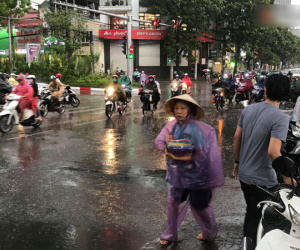 Mây đen giăng kín bầu trời, mưa giông 'giải nhiệt' cho Hà Nội sau đợt nắng nóng kinh hoàng