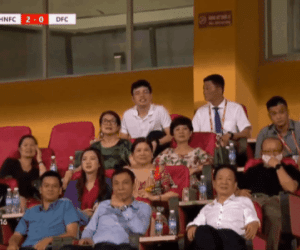Tái hiện 'cú bắt tay lịch sử', thầy Park mới là điểm nhấn trong trận cầu kỳ lạ của Hà Nội