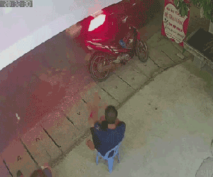 Video: Đang hóng gió thấy cảnh bất ngờ, người đàn ông 'hoảng hồn' đứng dậy vái lạy liên tục