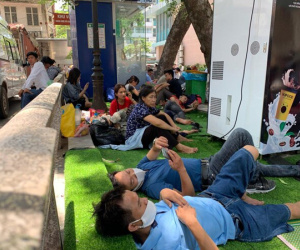 Chùm ảnh: Người thân bệnh nhân vật vờ ngoài hành lang bệnh viện Bạch Mai dưới cái nóng 40 độ