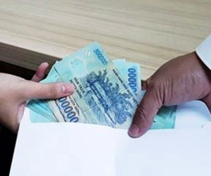 Bắt quả tang cảnh sát hình sự nhận tiền của người đánh đề