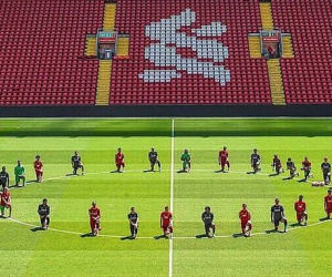 Toàn đội Liverpool quỳ gối vì George Foyd
