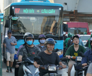 Hà Nội: Giao thông ùn tắc, người đi bộ 'chặn đầu' xe buýt tại nút giao đang thi công đường vành đai 2,5